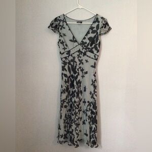 BCBGMAXAZRIA Woman’s 100% Silk Gray Floral Print Midi Dress. Size 4